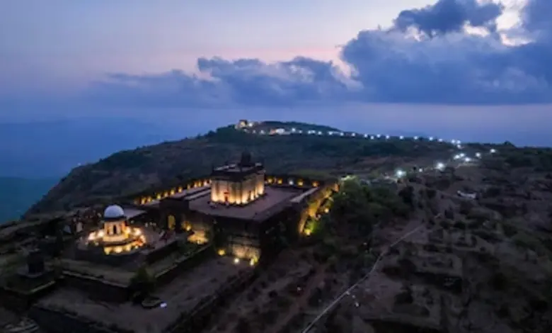 મહારાષ્ટ્રના 4 કિલ્લાઓ રાયગઢ, પ્રતાપગઢ, શિવનેરી અને સાલ્હેર પર 'નમો ટૂરિઝમ ઇન્ફર્મેશન એન્ડ ફેસિલિટી સેન્ટર્સ'નો બોર્ડ અથવા ફોટો.