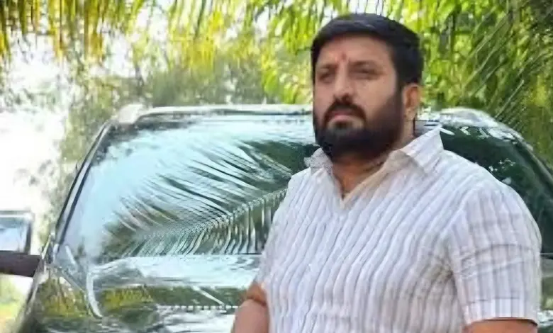 પુણે પોલીસ સ્ટેશનની ઇમારત - ભાગેડુ ગેંગસ્ટર નીલેશ ઘાયવડના ડિપોર્ટેશન માટે યુકેની મદદ માગતા પુણે પોલીસ અધિકારીઓ.