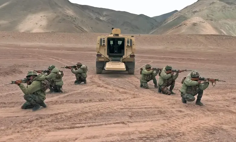 ઓપરેશન ત્રિશુલ યુદ્ધાભ્યાસમાં ભાગ લેતા ભારતીય સેનાના જવાનોની લશ્કરી કવાયત, જેમાં આર્મી, નેવી અને એરફોર્સ સામેલ છે.