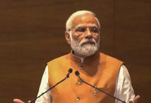 પહેલીવાર હું મારું દુઃખ વ્યક્ત કરી રહ્યો છુંઃ વડા પ્રધાન મોદીએ આમ કેમ કહ્યું નવી દિલ્હીઃ વડા પ્રધાન નરેન્દ્ર મોદી ઘણીવાર ભાષણ આપતા સમયે ઈમોશનલ થઈ જતા હોય છે. તેઓ જે પદ પર બેઠા છે ત્યાં બેસી તેમણે તેમના ઈમોશન્સ પર નિયંત્રણ રાખવાનું હોય છે અને એક મજબૂત અને સશક્ત નેતા તરીકે સતત કાર્યરત રહેવાનું હોય છે ત્યારે તાજેતરમાં એક ઈન્ટરવ્યુમાં મોદીએ પોતાના દિલની વાત રજૂ કરી છે.