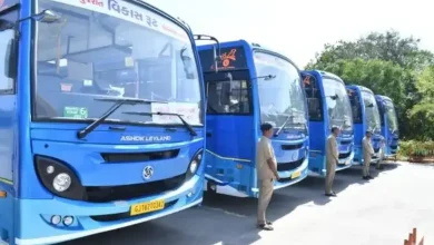 ગુજરાત એસટી બસ સ્ટેન્ડ પર દિવાળીના તહેવાર માટે એક્સ્ટ્રા બસની ભીડ, મુસાફરો પોતાના વતન જવા માટે બસમાં ચઢી રહ્યા છે.