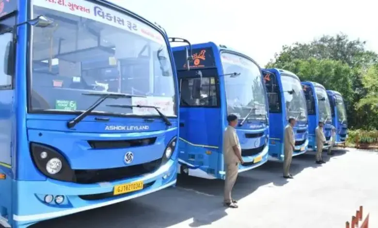 ગુજરાત એસટી બસ સ્ટેન્ડ પર દિવાળીના તહેવાર માટે એક્સ્ટ્રા બસની ભીડ, મુસાફરો પોતાના વતન જવા માટે બસમાં ચઢી રહ્યા છે.