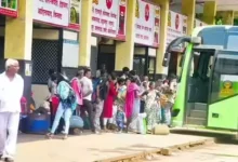 દિવાળીના તહેવાર દરમિયાન મહારાષ્ટ્ર ST બસની તસવીર; મોટી સંખ્યામાં પ્રવાસીઓ બસમાં ચઢી રહ્યા છે; ST બસમાંથી ઉતરતા લોકોની ભીડ.