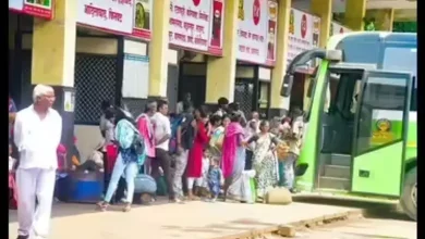 દિવાળીના તહેવાર દરમિયાન મહારાષ્ટ્ર ST બસની તસવીર; મોટી સંખ્યામાં પ્રવાસીઓ બસમાં ચઢી રહ્યા છે; ST બસમાંથી ઉતરતા લોકોની ભીડ.