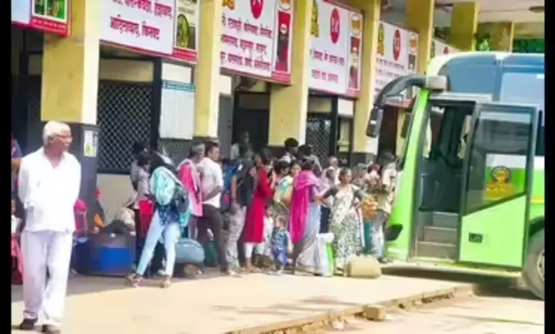 દિવાળીના તહેવાર દરમિયાન મહારાષ્ટ્ર ST બસની તસવીર; મોટી સંખ્યામાં પ્રવાસીઓ બસમાં ચઢી રહ્યા છે; ST બસમાંથી ઉતરતા લોકોની ભીડ.