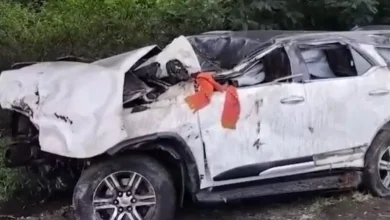 નાશિક-છત્રપતિ સંભાજી નગર હાઈવે પર ભયાનક અકસ્માતમાં ડિવાઈડર અને પુલના કઠેડાથી અથડાઈને ઊંધી વળેલી ફોર્ચ્યુનર એસયુવીનો ફોટો.