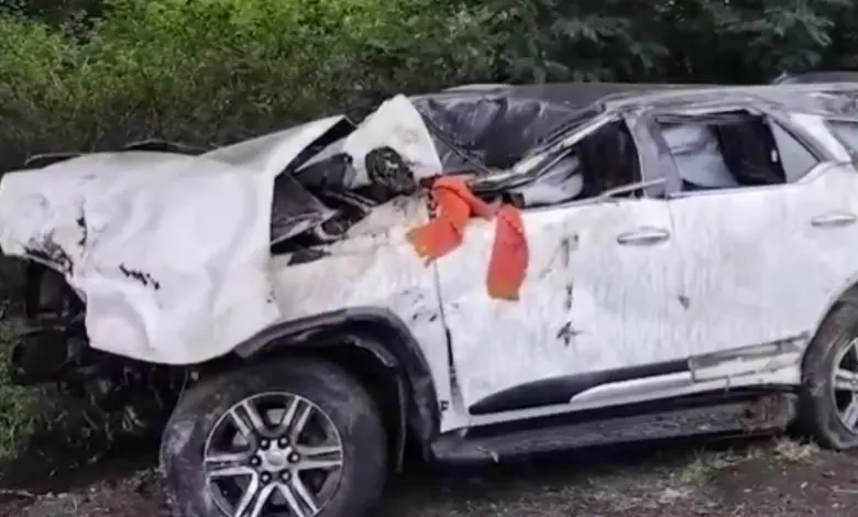 નાશિક-છત્રપતિ સંભાજી નગર હાઈવે પર ભયાનક અકસ્માતમાં ડિવાઈડર અને પુલના કઠેડાથી અથડાઈને ઊંધી વળેલી ફોર્ચ્યુનર એસયુવીનો ફોટો.