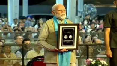 વડા પ્રધાન નરેન્દ્ર મોદી કેવડિયામાં સરદાર પટેલનો સ્મારક સિક્કો અને પોસ્ટલ સ્ટેમ્પ લોન્ચ કરતા