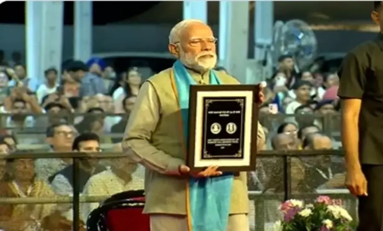વડા પ્રધાન નરેન્દ્ર મોદી કેવડિયામાં સરદાર પટેલનો સ્મારક સિક્કો અને પોસ્ટલ સ્ટેમ્પ લોન્ચ કરતા