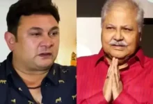 અભિનેતા સતીશ શાહ (Satish Shah) ની તસવીર જ્યારે તેઓ કેમેરા સામે જોઈને સ્મિત આપી રહ્યા છે