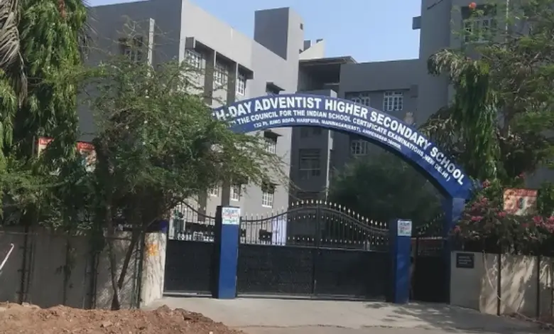 ખોખરા, અમદાવાદમાં આવેલી સેવન્થ ડે સ્કૂલનું દ્રશ્ય. સ્કૂલનું બિલ્ડિંગ.