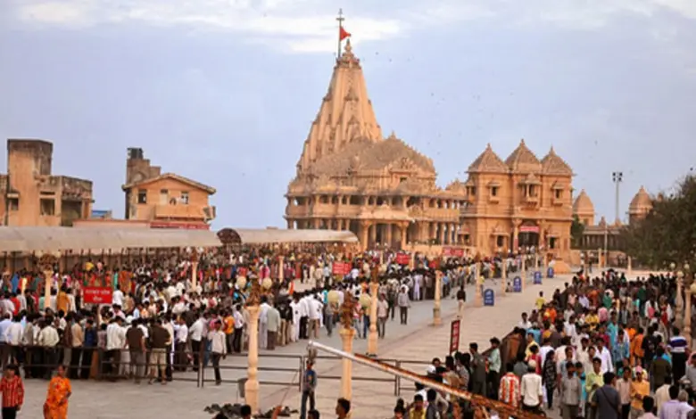 શ્રદ્ધા અને લોકસંસ્કૃતિના પાવનધામ એવા પ્રથમ જ્યોતિર્લિંગ શ્રી સોમનાથ મહાદેવના ઐતિહાસિક મંદિર ખાતે દર વર્ષે કાર્તિક પૂર્ણિમાના લોકમેળાનું