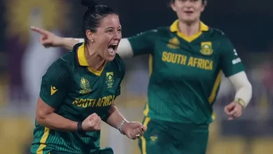 મહિલા વન-ડે વર્લ્ડ કપ સેમિ-ફાઇનલ જીત્યા બાદ ખુશી વ્યક્ત કરતી સાઉથ આફ્રિકાની મહિલા ક્રિકેટ ટીમ.