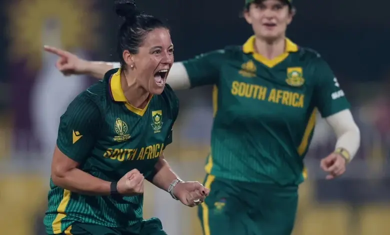 મહિલા વન-ડે વર્લ્ડ કપ સેમિ-ફાઇનલ જીત્યા બાદ ખુશી વ્યક્ત કરતી સાઉથ આફ્રિકાની મહિલા ક્રિકેટ ટીમ.