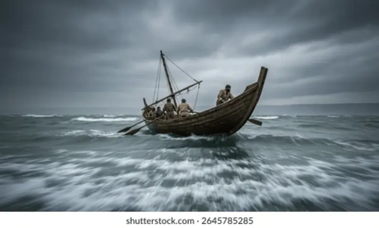 દરિયામાં તોફાની પવનથી પરત ફરતી માછીમારી બોટ અને ડૂબેલી બોટની ફાઇલ તસવીર