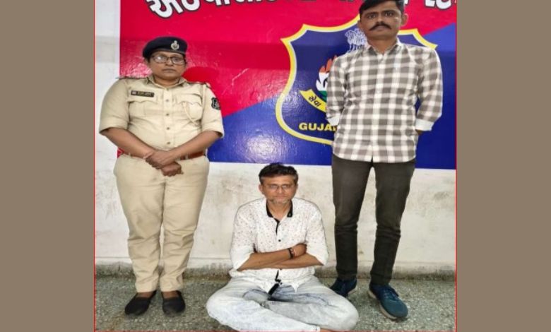 નવા દાગીના બનાવવાની લાલચ આપી ૪૦થી વધુ ગ્રાહકોને અંદાજે ₹૨ કરોડનો ચૂનો લગાડનાર આરોપીની ધરપકડ