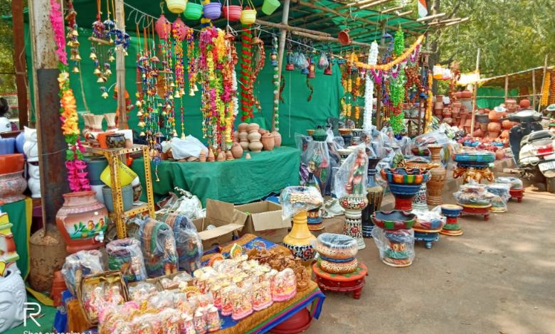 રોડસાઈડ હોમ ડેકોરની ચીજવસ્તુઓ વેચાતી ન હોવાથી ગરીબ પરિવારો મુંઝવણમાં