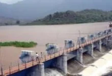 તાનસા અને મોડક સાગર બંધ પર પાણીની સપાટી પર તરતો સોલાર પાવર પ્લાન્ટનું દૃશ્ય.