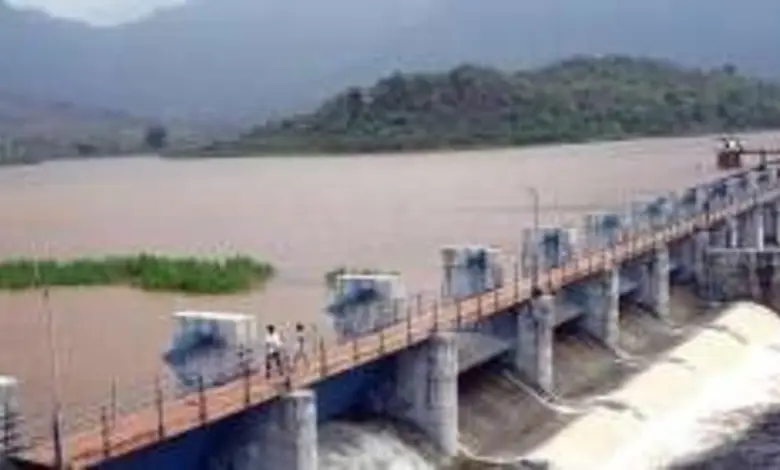 તાનસા અને મોડક સાગર બંધ પર પાણીની સપાટી પર તરતો સોલાર પાવર પ્લાન્ટનું દૃશ્ય.