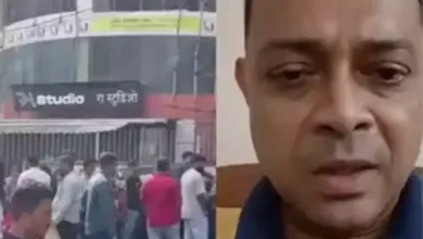 મુંબઈના પવઈમાં સ્ટુડિયોમાં બંધક બનાવેલા 20 ટીનએજરને સફળ પોલીસ ઑપરેશન બાદ મુક્ત કરાવતા સુરક્ષાકર્મીઓ.