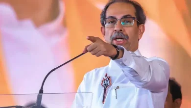 શિવસેના પ્રમુખ ઉદ્ધવ ઠાકરે ભાષણ આપી રહ્યા છે અને સામે શિવસૈનિકોનો મોટો સમુદાય બેઠો છે.