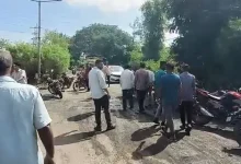 વડોદરાના વાઘોડિયા વિસ્તારમાં સ્ટ્રીટ લાઈટ રિપેર કરવાની કામગીરી દરમિયાન આજે એક ગંભીર દુર્ઘટના બની હતી. સિદ્ધિ ઇન્ડસ્ટ્રીયલ પાર્ક વિસ્તારમાં ત્રણ વીજકર્મી ઊંચી સીડી દ્વારા