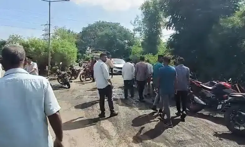 વડોદરાના વાઘોડિયા વિસ્તારમાં સ્ટ્રીટ લાઈટ રિપેર કરવાની કામગીરી દરમિયાન આજે એક ગંભીર દુર્ઘટના બની હતી. સિદ્ધિ ઇન્ડસ્ટ્રીયલ પાર્ક વિસ્તારમાં ત્રણ વીજકર્મી ઊંચી સીડી દ્વારા