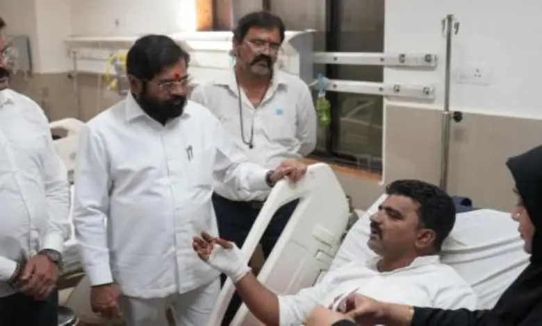 jogeshwari corporator husband attacked Attack on husband of former Shiv Sena corporator: Crime against three