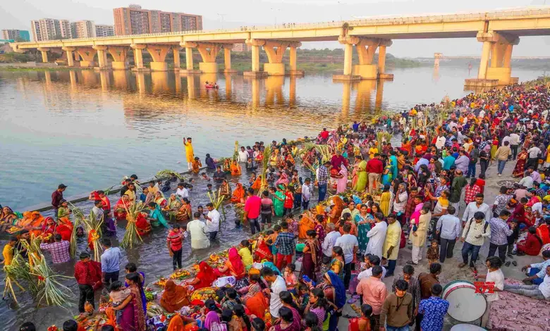 અમદાવાદમાં છઠ પૂજાની તૈયારીઓ, ઇન્દિરા બ્રિજ છઠ ઘાટ પર ભવ્ય આયોજન