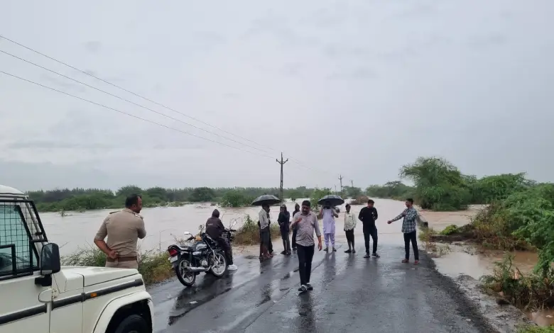 A major accident was averted on the Rabhada-Kankatot road due to the vigilance of Amreli's Dungar Police Station.