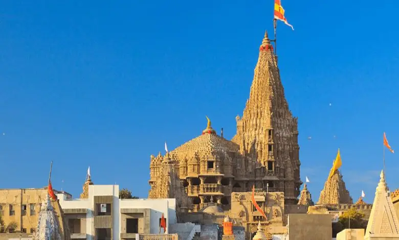 દ્વારકા: પ્રસિદ્ધ યાત્રાધામ શ્રી દ્વારકાધીશ મંદિર, દ્વારકા તરફથી આગામી દિપાવલી/નૂતન વર્ષ ઉત્સવ નિમિત્તે દર્શનના સમયમાં આંશિક ફેરફારની જાહેરાત કરવામાં આવી છે.