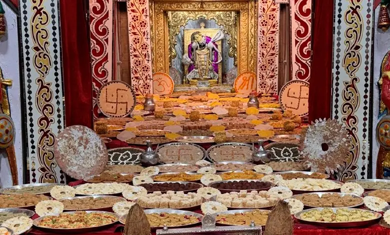 A divine Annakut was served to Shri Dwarkadhish with the dazzling adornment of the White Wagah, thousands of devotees thronged
