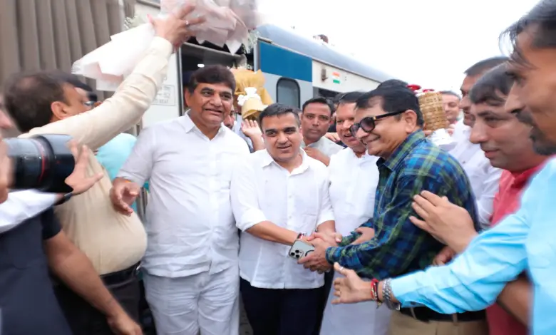 Deputy Chief Minister Harsh Sanghvi reached Surat by rail, attacked love jihad