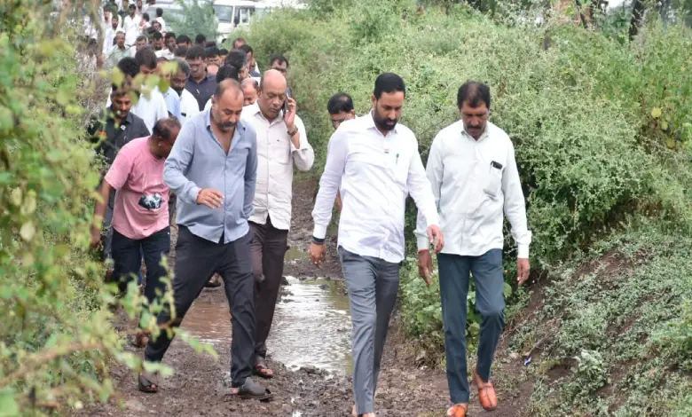 Kaushik Vekaria took stock of the damage caused to the fields due to unseasonal rains in Amreli district.