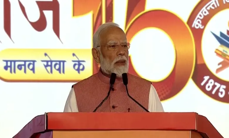 વડા પ્રધાન નરેન્દ્ર મોદી આંતરરાષ્ટ્રીય આર્ય મહાસંમેલન ૨૦૨૫ માં સંબોધન કરી રહ્યા છે.