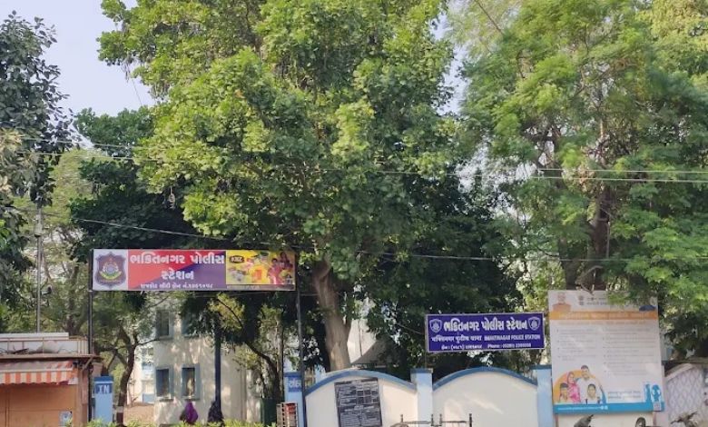 All three floors of the house of a businessman who went to the shop for Chopra Puja were robbed, smugglers fled with goods worth more than 40 lakhs