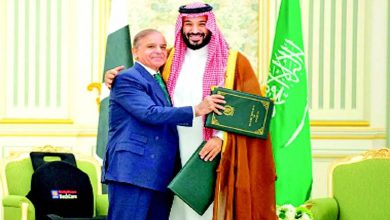 સાઉદી અરેબિયાના ક્રાઉન પ્રિન્સ મોહમ્મદ બિન સલમાન અને પાકિસ્તાનના વડા પ્રધાન શાહબાઝ શરીફ ડિફેન્સ ડીલ પર હસ્તાક્ષર કરી રહ્યા છે.