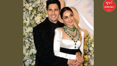 Watch this video of Siddharth and Kiara and tell what is written in their pendant.