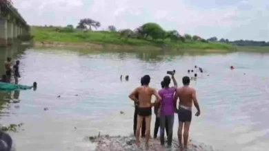 મધ્ય પ્રદેશના ખંડવામાં મૂર્તિ વિસર્જન વખતે નદીમાં ખાબકેલું ટ્રેક્ટર