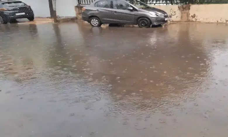 Double threat to Gujarat! Unseasonal rains cause waterlogging in Unjha, high alert at Jafrabad port