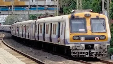 CSMT-કર્જત/કસારા કોરિડોરમાં મુસાફરોની ભીડ ઘટાડવા માટે મધ્ય રેલવે દ્વારા શરૂ થનારી ૧૫ કોચની લોકલ ટ્રેનનું દ્રશ્ય. પ્લેટફોર્મ વિસ્તરણનું કામ ચાલુ છે.