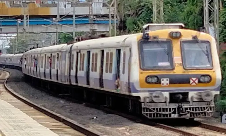 CSMT-કર્જત/કસારા કોરિડોરમાં મુસાફરોની ભીડ ઘટાડવા માટે મધ્ય રેલવે દ્વારા શરૂ થનારી ૧૫ કોચની લોકલ ટ્રેનનું દ્રશ્ય. પ્લેટફોર્મ વિસ્તરણનું કામ ચાલુ છે.