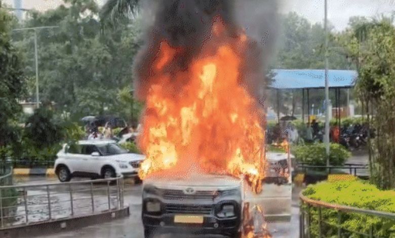 મોડાસામાં એમ્બ્યુલન્સમાં આગ લાગતાં 4નાં મોત, બે ગંભીર રીતે દાઝ્યા