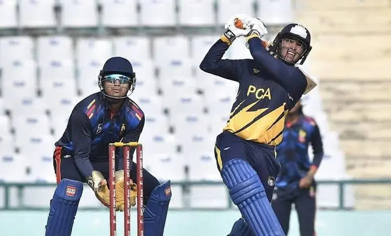 અભિષેક શર્માની ક્રિકેટ મેચની તસવીર, જેમાં તેણે 12 બોલમાં 50 રન અને કુલ 148 રન ફટકાર્યા હતા.