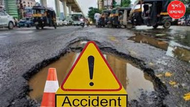 પાલઘરના રસ્તા પર ખાડાને કારણે અકસ્માત બાદ બળી ગયેલી ટ્રક અને પોલીસની હાજરી