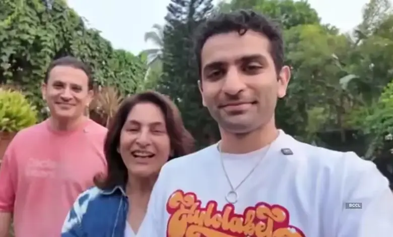 દિલ્હીમાં ચાટની મુલાકાત દરમિયાન અભિનેત્રી અર્ચના પુરણ સિંહ, તેમના પતિ પરમીત સેઠી અને પુત્ર આર્યમન સેઠીની તસવીર