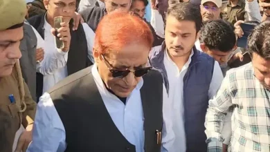 સમાજવાદી પાર્ટીના નેતા આઝમ ખાન અને તેમના દીકરા અબ્દુલ્લા આઝમ ખાનનો ફોટો, જેમને પેન કાર્ડના ફેક દસ્તાવેજોના કેસમાં કોર્ટે 7 વર્ષની સજા સંભળાવી છે.