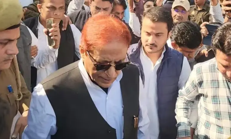 સમાજવાદી પાર્ટીના નેતા આઝમ ખાન અને તેમના દીકરા અબ્દુલ્લા આઝમ ખાનનો ફોટો, જેમને પેન કાર્ડના ફેક દસ્તાવેજોના કેસમાં કોર્ટે 7 વર્ષની સજા સંભળાવી છે.