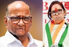 મુંબઈ મહાનગરપાલિકાની ચૂંટણીની ચર્ચા કરતા વર્ષા ગાયકવાડ અને શરદ પવાર.