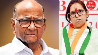 મુંબઈ મહાનગરપાલિકાની ચૂંટણીની ચર્ચા કરતા વર્ષા ગાયકવાડ અને શરદ પવાર.